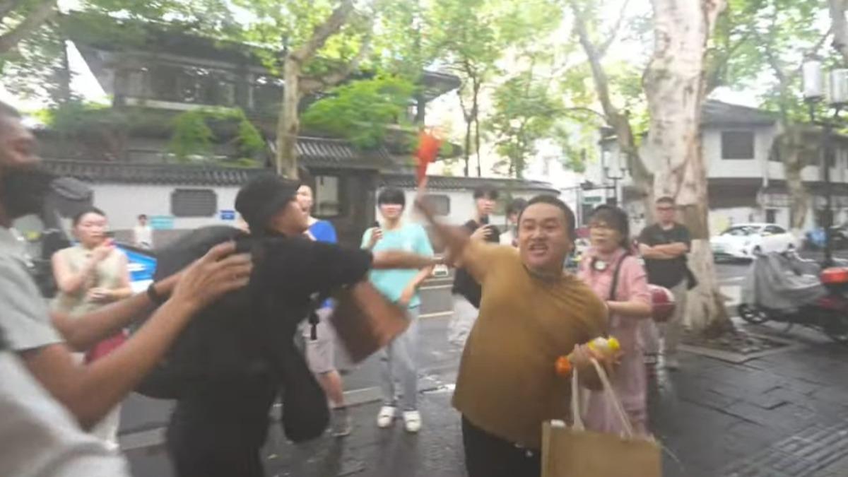 激情杭州男舉五星旗逼近陳之漢。(圖/翻攝自YT@Notorious_3cm)