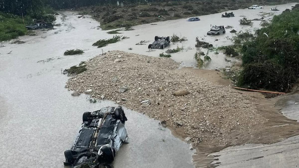 德州聖安東尼奧暴雨洪災 車輛遭捲入溪流死亡數增至11人