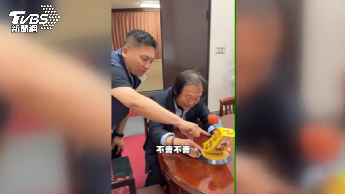 王世堅在恰吉公仔上簽名。(圖/TVBS)