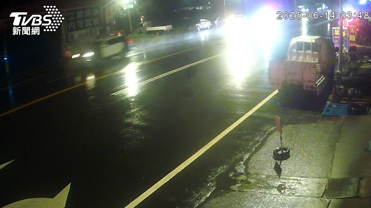 一輛沒懸掛車牌的白色自小客車上路行駛,員警立即鳴笛按喇叭要求對方停車接受檢查。(圖/TVBS)