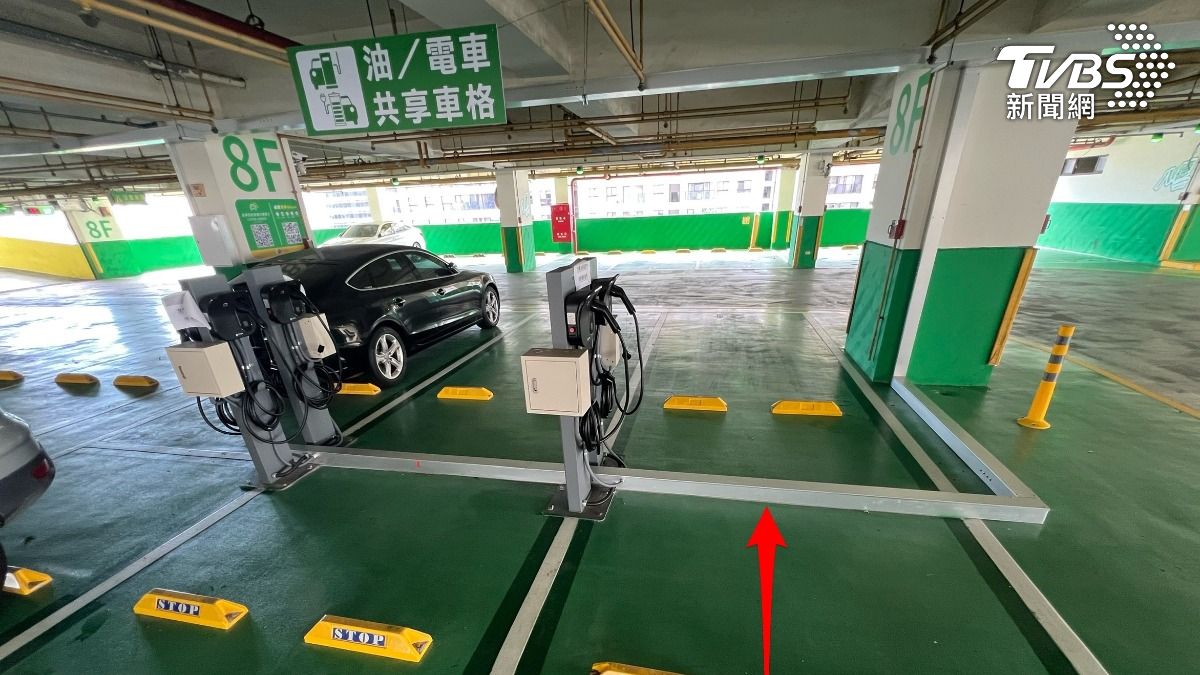 充電線槽與標線太相似,高雄停車場民眾踩到慘摔 (圖/TVBS)