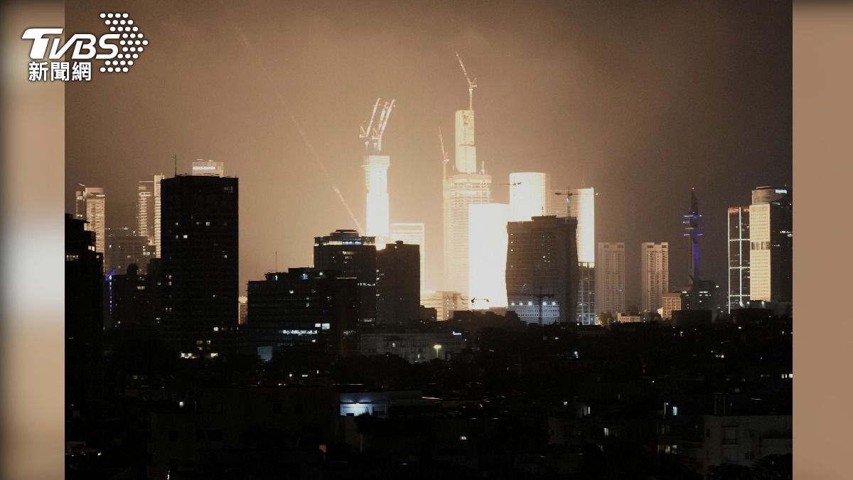 以色列「台拉維夫」,遭伊朗報復攻擊,深夜建築火光乍現。(圖/達志影像美聯社)