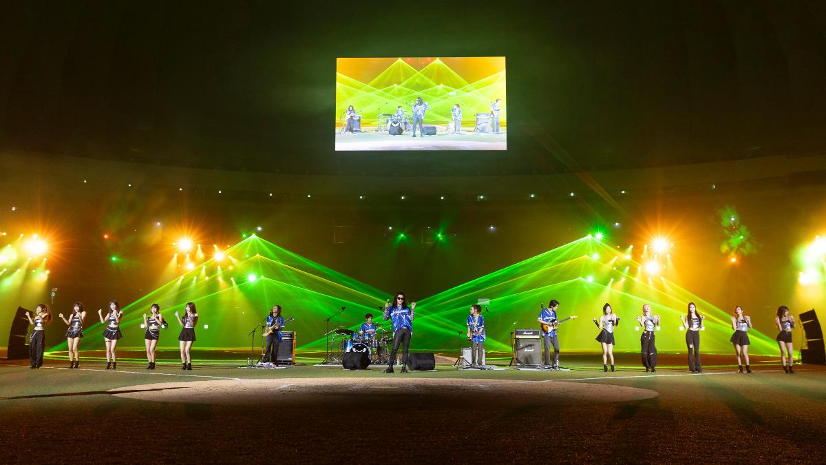 麋先生和Fubon Angels合作演出歌曲〈天生寂寞〉。(圖/相信音樂提供)