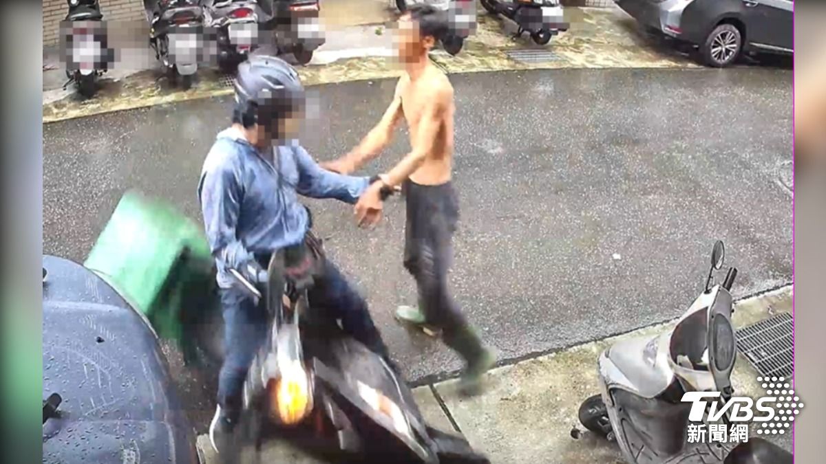 見警跑步追不上,熱心外送員騎車「擒拿」外籍男。(圖/TVBS)