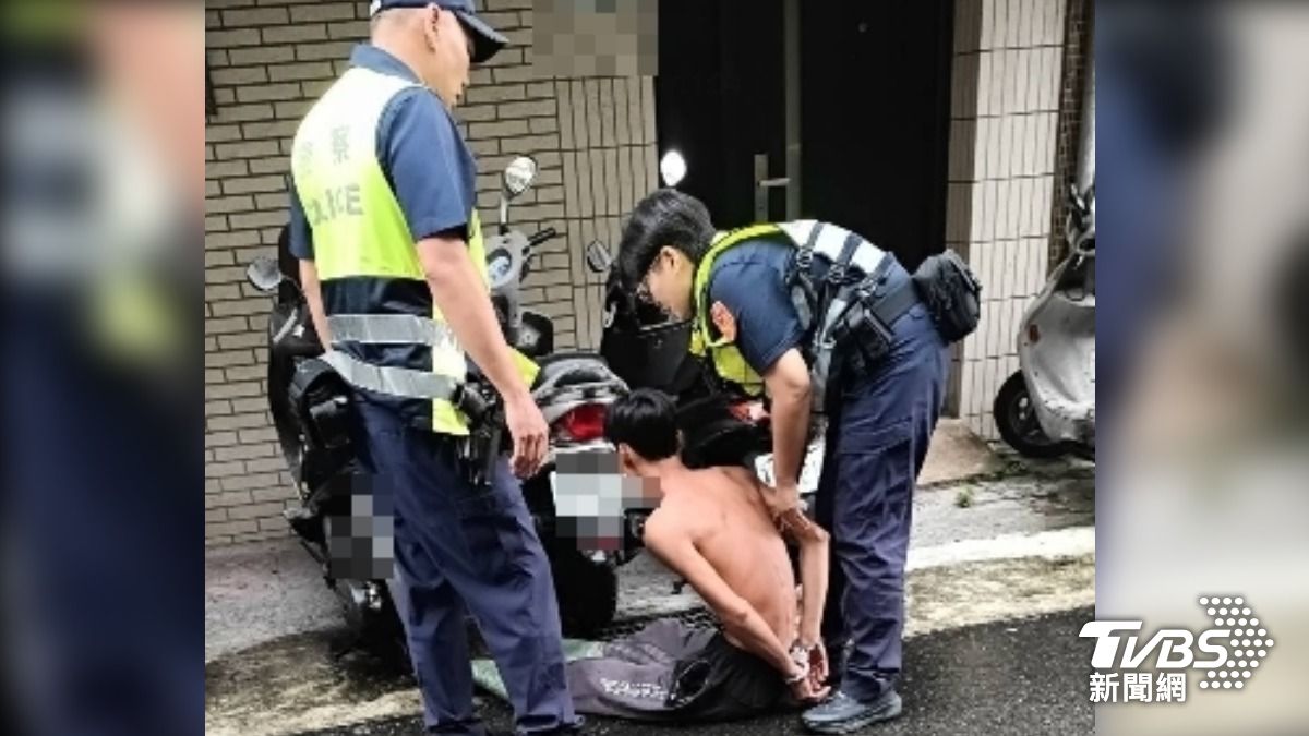 見警跑步追不上,熱心外送員騎車「擒拿」外籍男。(圖/TVBS)