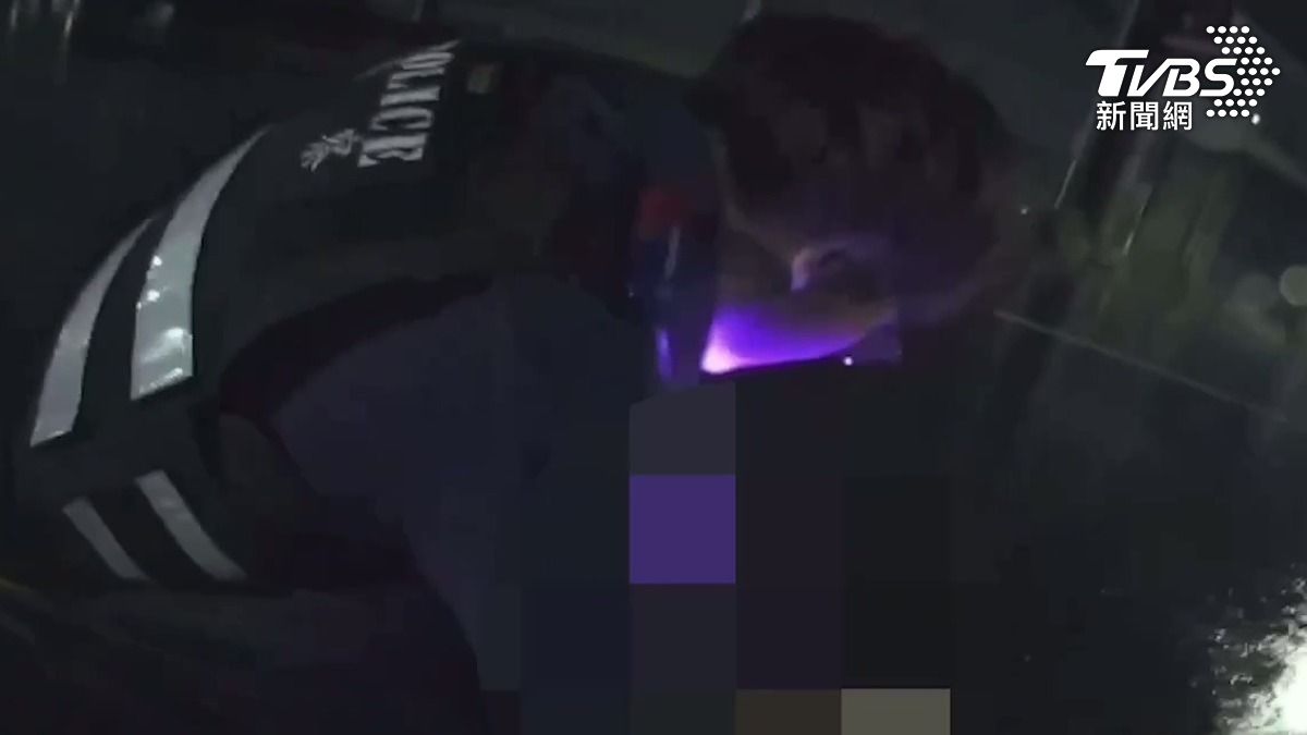 許男狂奔途中一度跌倒在地,卻又馬上爬起來繼續逃,警方緊追在後,最後將他壓制在地上逮捕。(圖/TVBS)