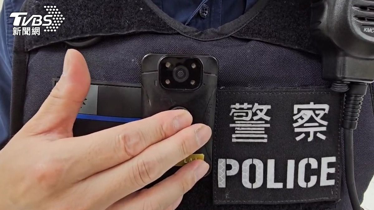 警方出勤裝備。(圖/TVBS)