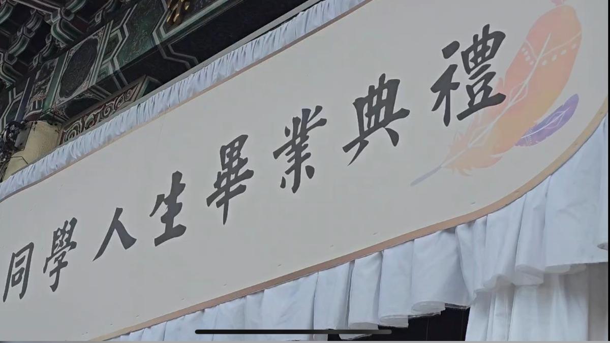 三峽車禍死者國中女學生告別式,親友手寫信訴思念。(圖/TVBS)