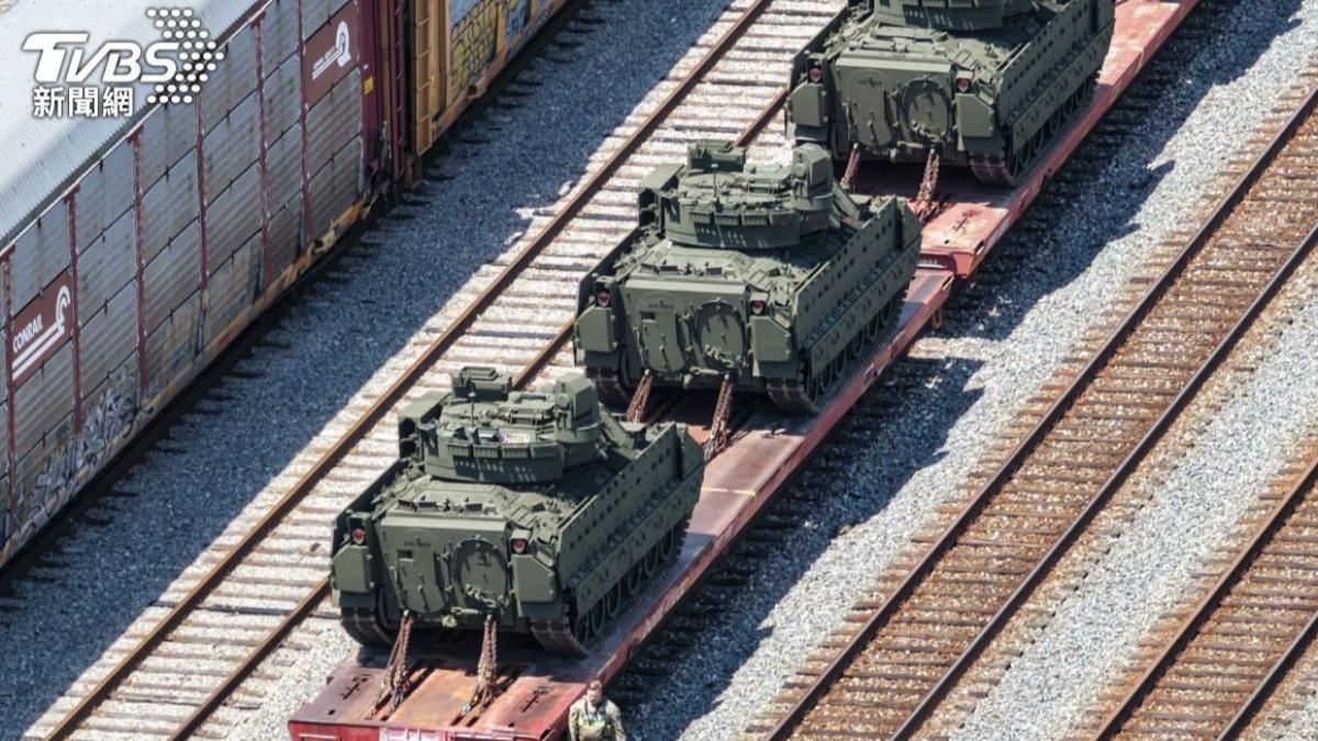 軍用車輛在活動前陸續運抵。(圖/達志影像美聯社)
