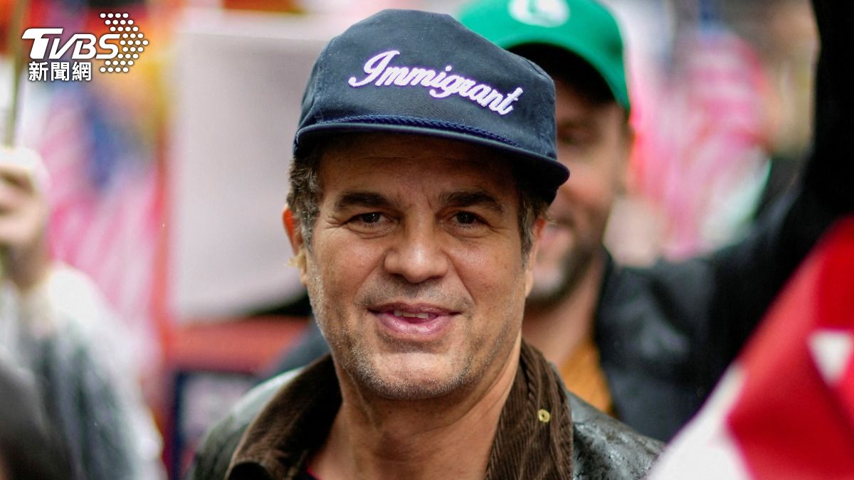 「綠巨人」馬克魯法洛(Mark Ruffalo)也在示威行列中,頭上戴著寫著「移民」的帽子。(圖/達志影像路透社)