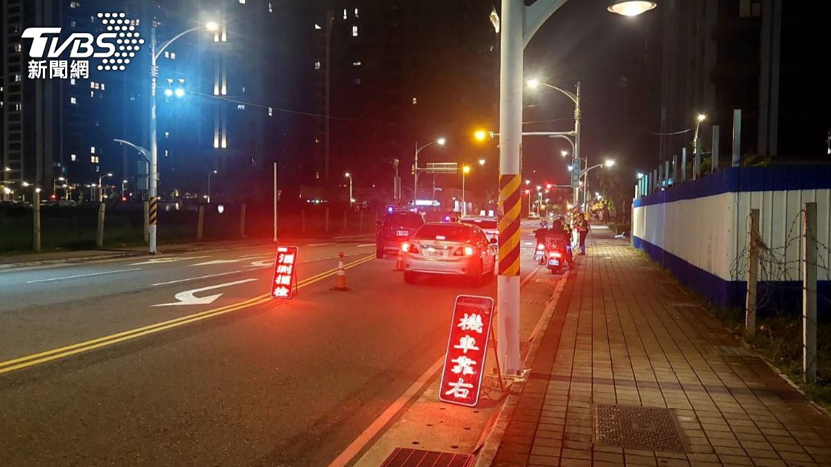 桃園警分局針對行人、駕駛大執法。（圖／TVBS）