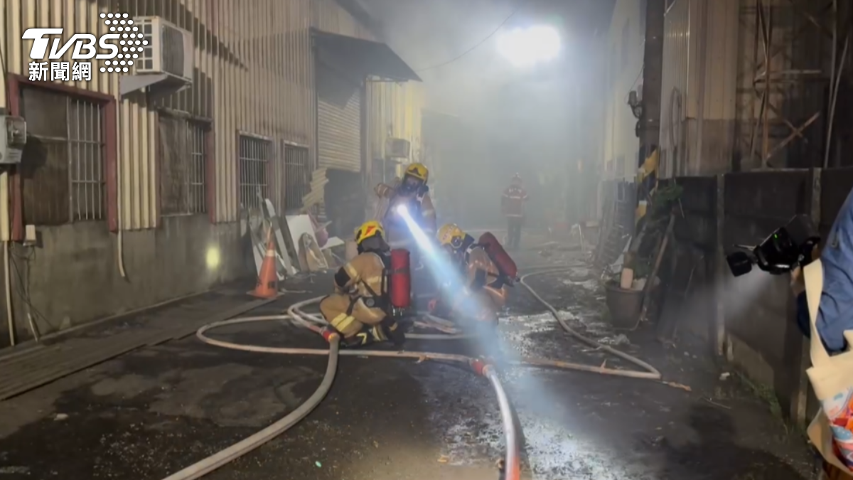 台南仁德工廠「1天燒2次」 凌晨復燃陷火海、連傳爆炸聲
