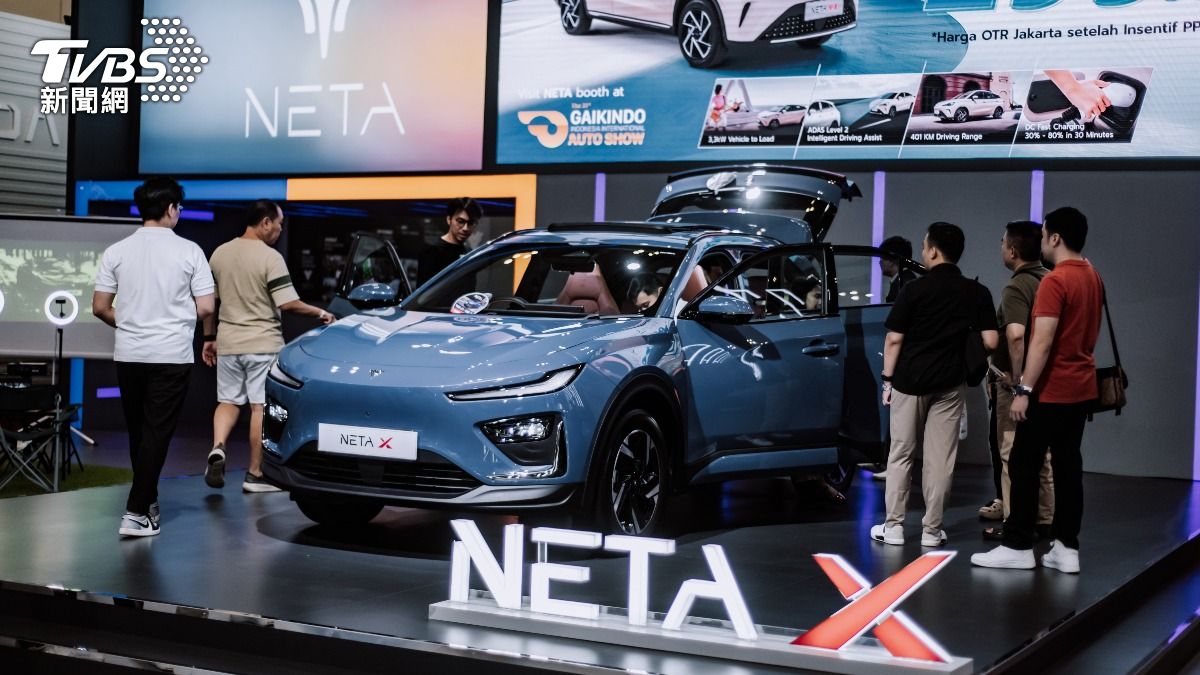 中國電動車品牌「哪吒汽車」2022年曾創下年銷15.2萬輛高峰,之後交車輛雪崩式滑落,今年一月僅售出110輛。(示意圖/shutterstock達志影像)