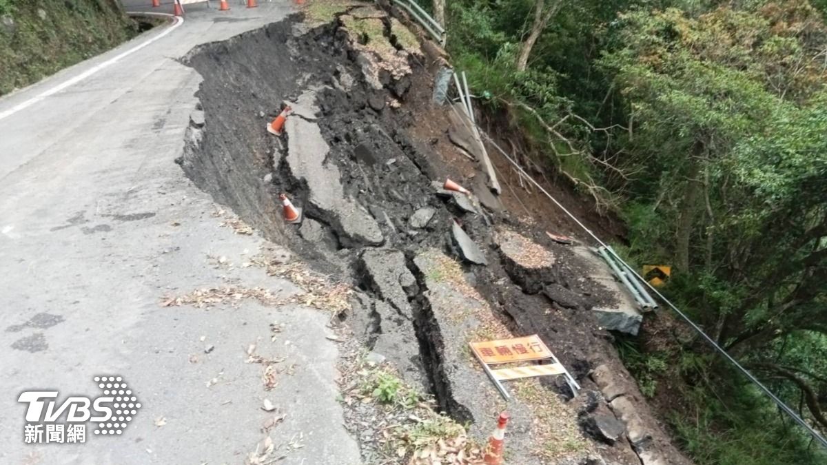 南橫公路梅山段「崩塌40公尺」雙向交通中斷 最快搶通日曝