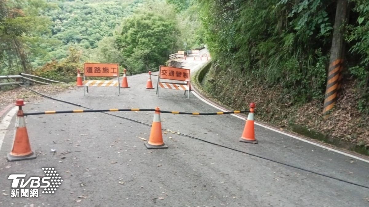 桃源區台20臨105線7K+300 (梅山路段)路基下滑。(圖/TVBS)