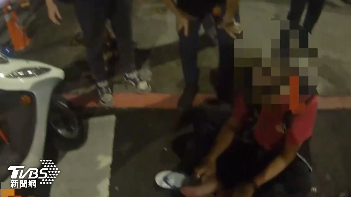 新北3男當街全武行！他酒後朝友揮拳　反遭「二打一」猛踹
