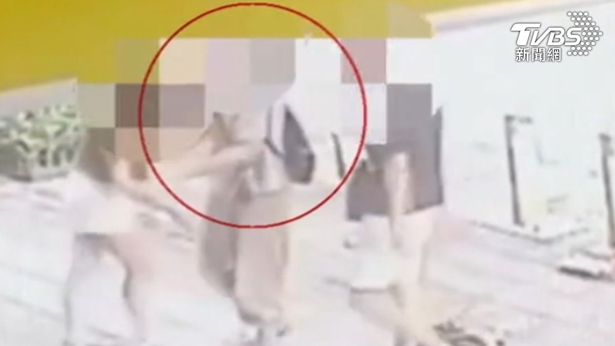 情侶吵架通緝男當和事佬。(圖/TVBS)