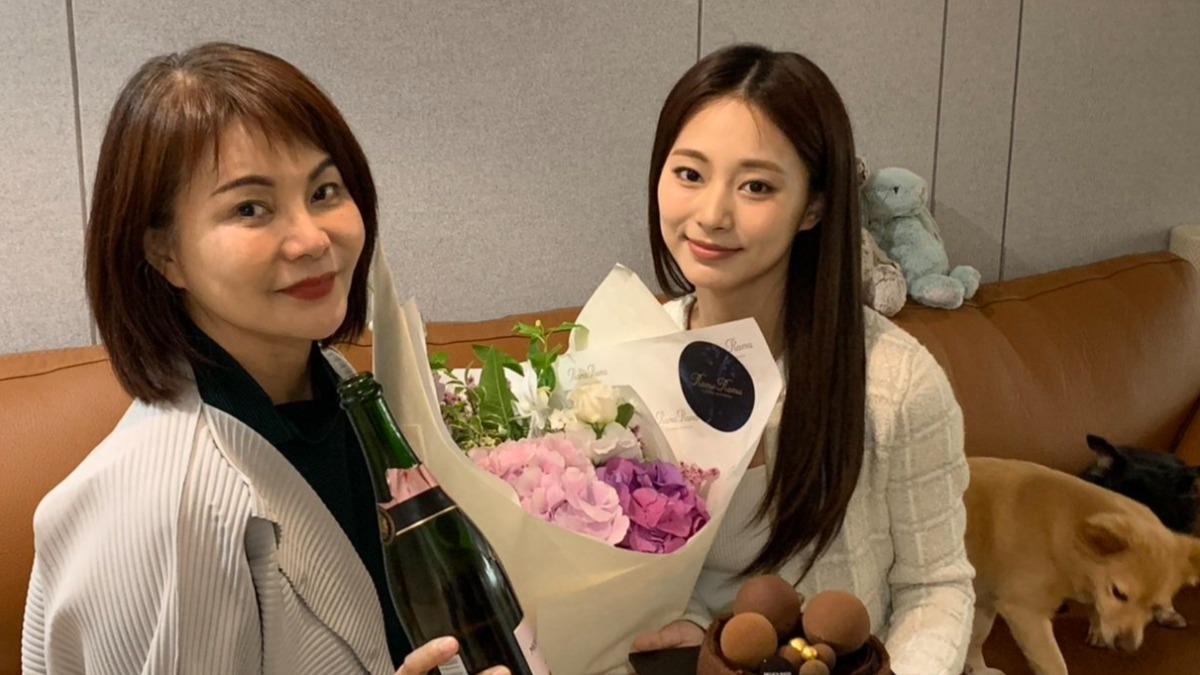 子瑜的母親飛韓國為愛女慶生。(圖/子瑜媽媽X平台)