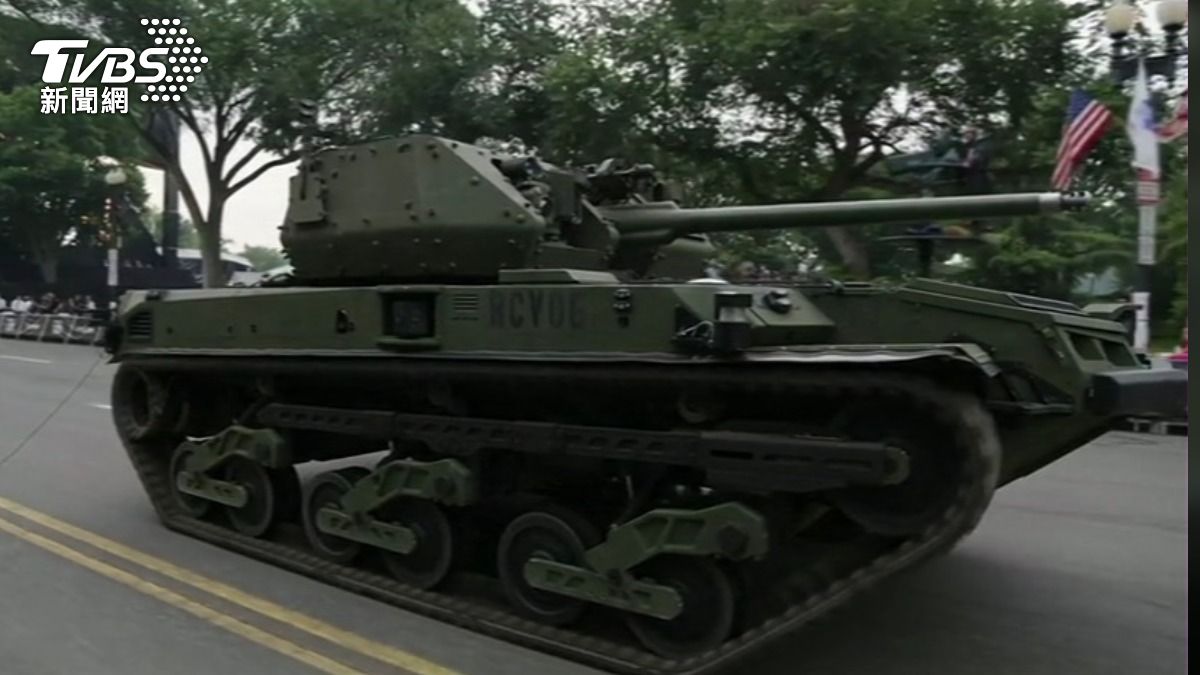 Ripsaw M5無人戰車雖然鏡頭只有短短幾秒,但依舊吸引眾人目光。(圖/美聯社)