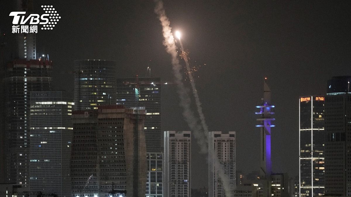 伊朗空襲以色列國防軍總部旁，造成巨大爆炸。（圖／達志影像美聯社）