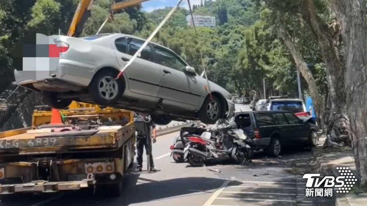 拖吊車到場。(圖/TVBS)