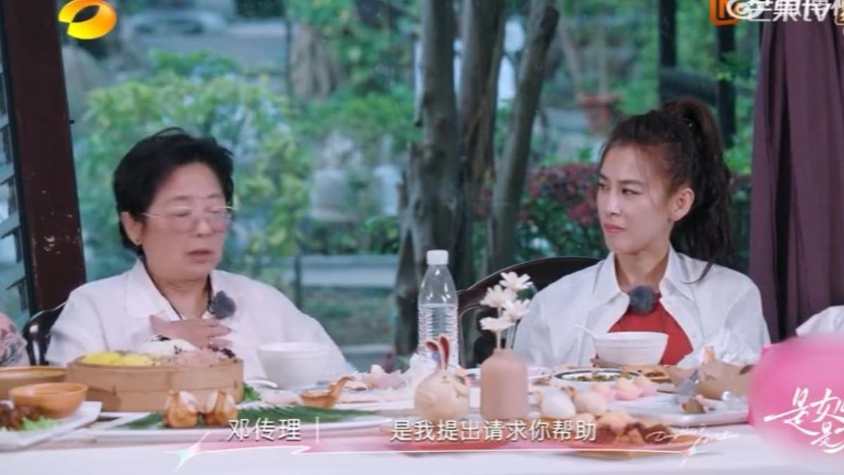 黃聖依日前帶媽媽上《是女兒是媽媽2》節目。(圖/翻攝自微博)
