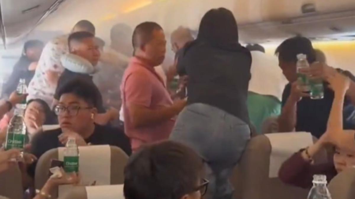 機艙煙霧瀰漫!上海航空乘客行動電源突冒煙 眾人礦泉水接力撲滅