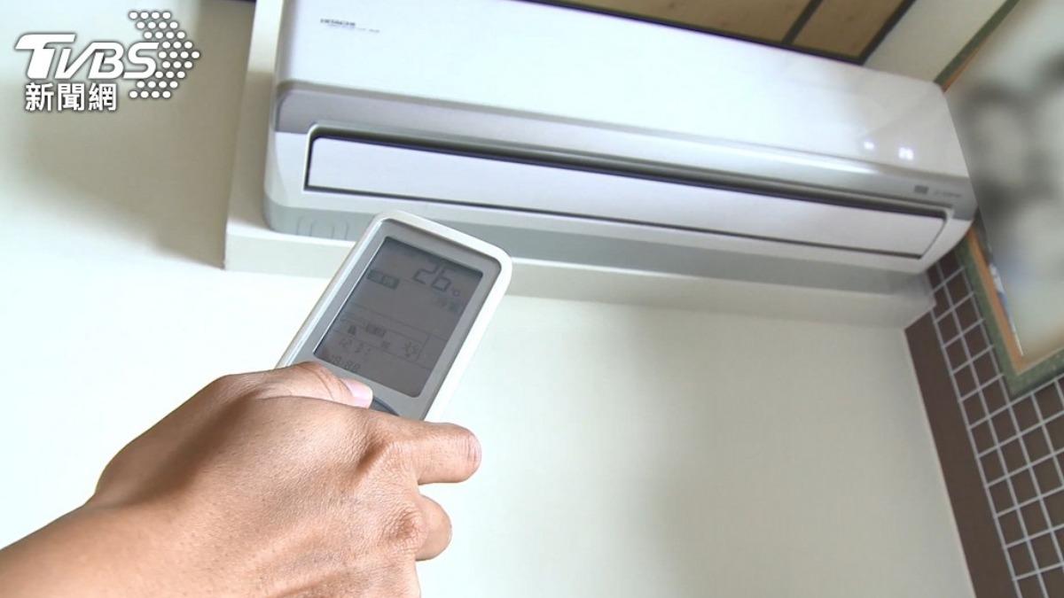 不再睡到熱醒!台電教按「1鍵」省電12%:冷氣吹整晚不傷荷包
