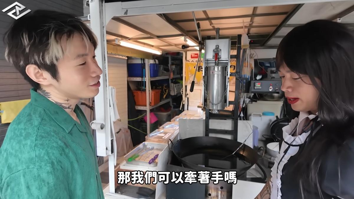 儒哥特地設計一場「美食製作任務」,帶尼克星回家一起動手炸吉拿棒。(圖/翻攝自Ru儒哥YT)