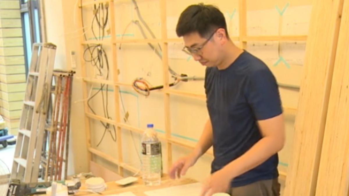 木工師傅施作。(圖/TVBS)