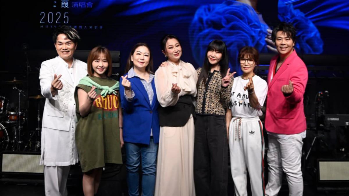 李明洋(左起)、吳淑敏、張秀卿、王瑞霞、金瑞瑤、蔡秋鳳以及邵大倫開心合照留念。(圖/王瑞霞提供)