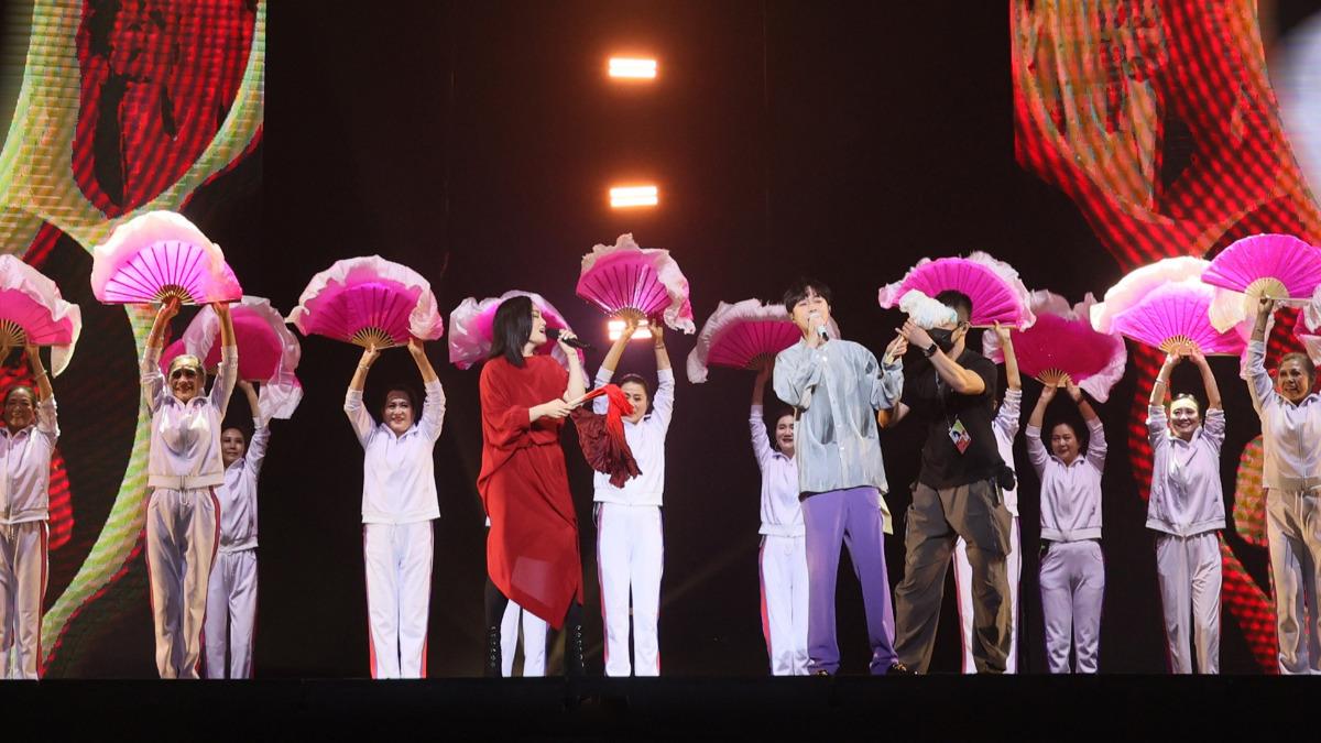 徐佳瑩特地為吳青峰準備16位專業舞團陪跳扇子舞。(圖/亞神音樂提供)
