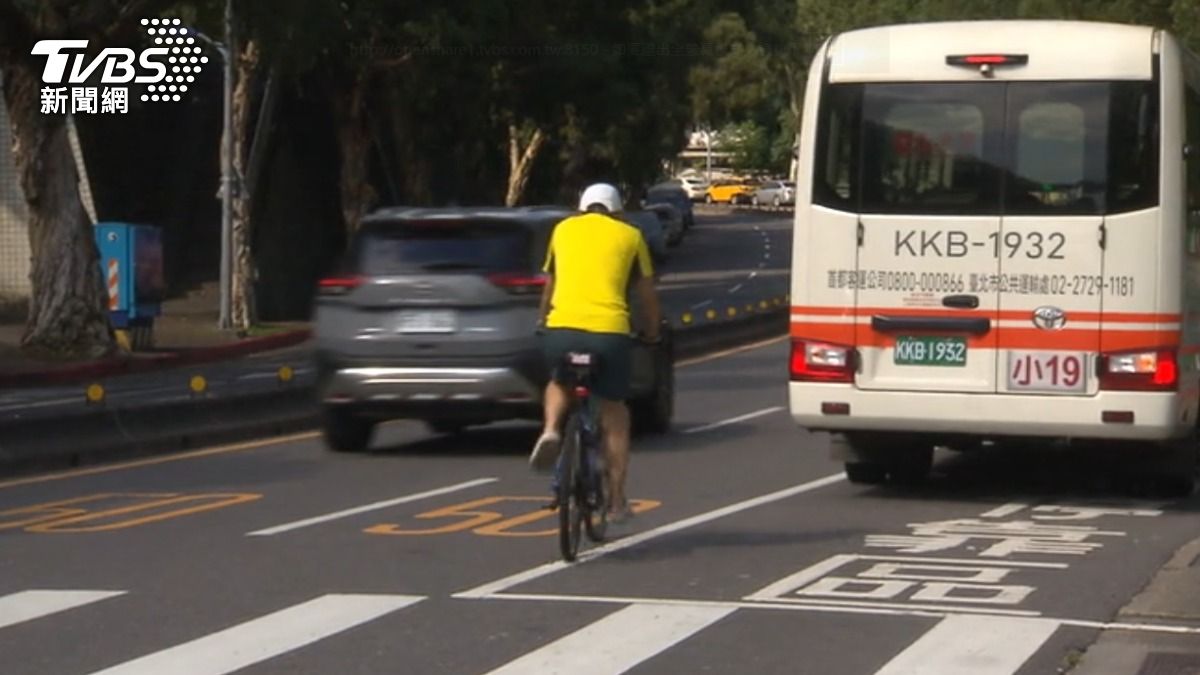 車禍地點直擊單車和公車爭道。(圖/TVBS)