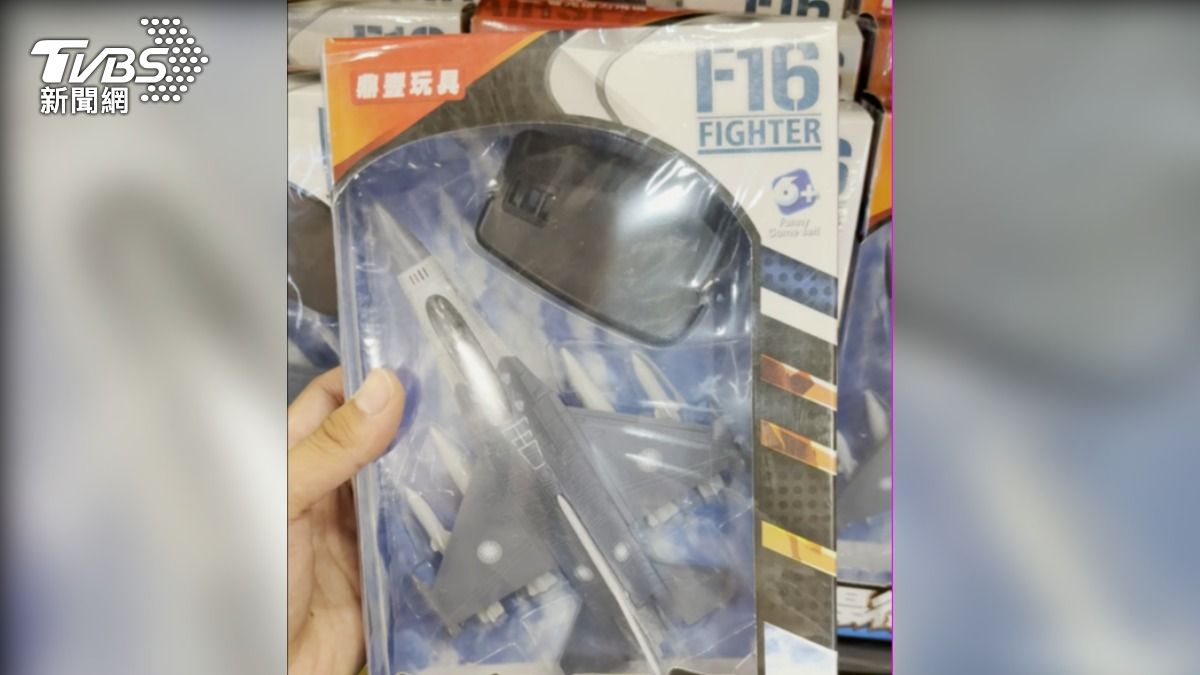 空軍官校內的航教館,販售大陸製的F-16模型。(圖/讀者提供)