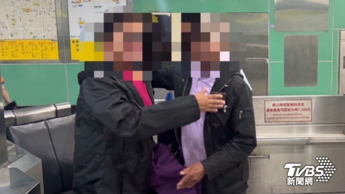 10分鐘捷運驚魂,澳籍夫妻90度鞠躬致謝。(圖/TVBS)