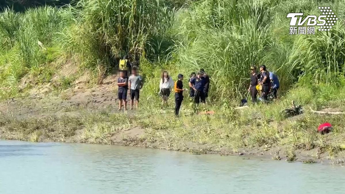 台南玉井一名20多歲男子，和朋友一起到後堀溪戲水，卻溺水失蹤，特搜人員與空拍機沿岸搜救　（圖／ＴＶＢＳ）