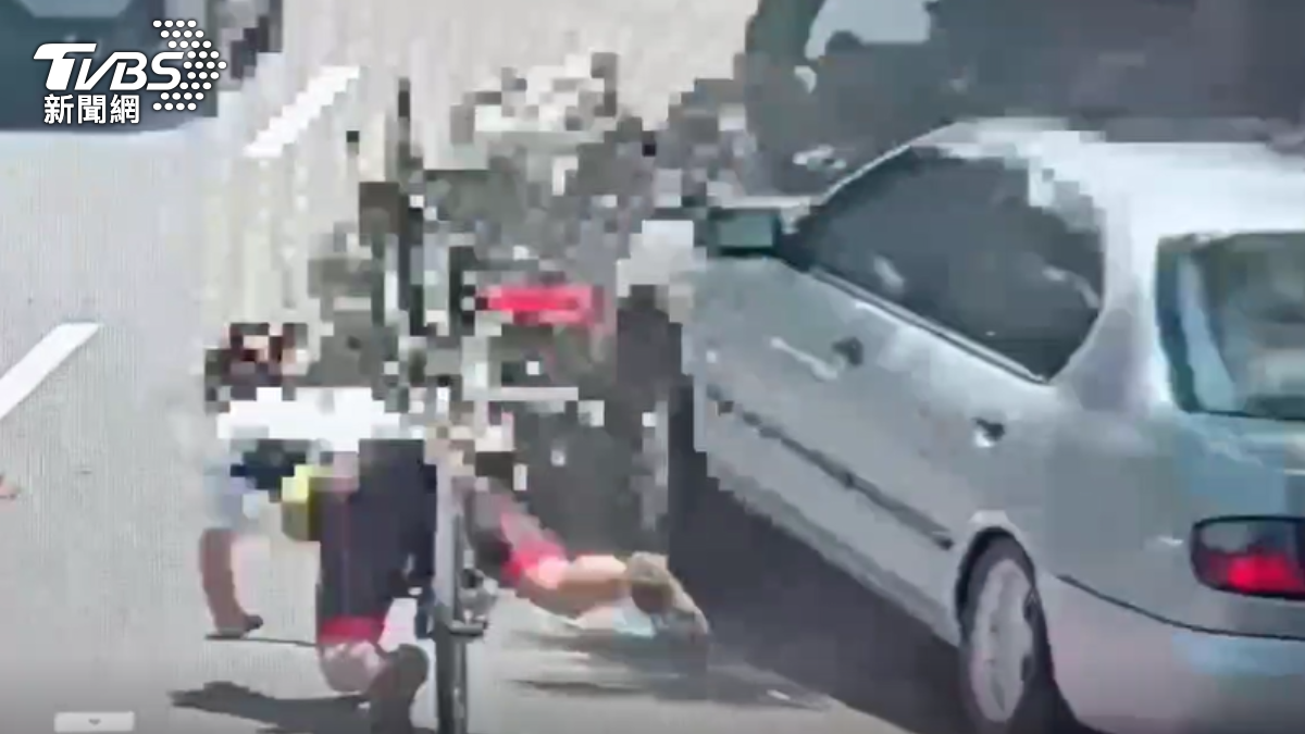 單車騎士聽到撞擊聲,回頭查看躲過死劫。(圖/TVBS)