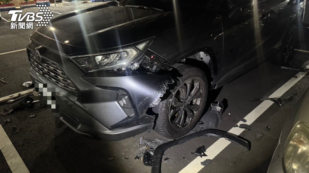 汽車被狗咬毀,板金破裂且零件散落滿地。(圖/TVBS)