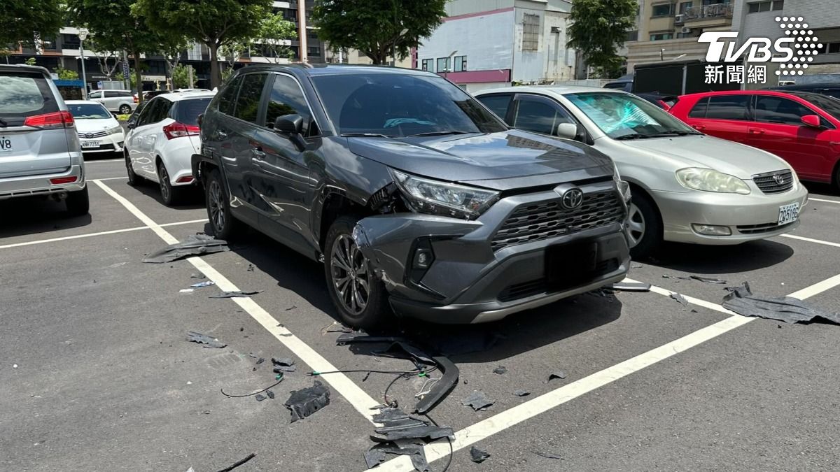 汽車被狗咬毀,板金破裂且零件散落滿地。(圖/TVBS)