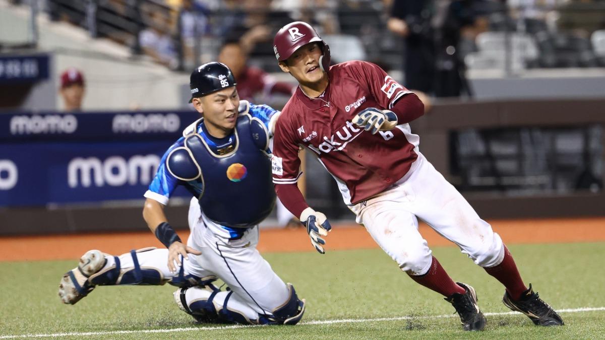 林承飛跑離三呎線。(圖/翻攝自臉書@FubonGuardiansBaseballTeam)