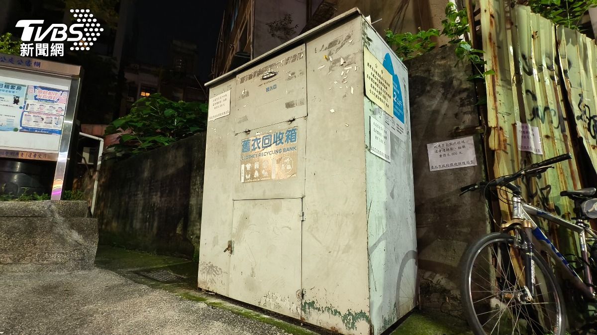 29歲賴姓男子疑似情緒恐慌，突然鑽進路旁的舊衣回收箱。（圖／陳冠宇攝）