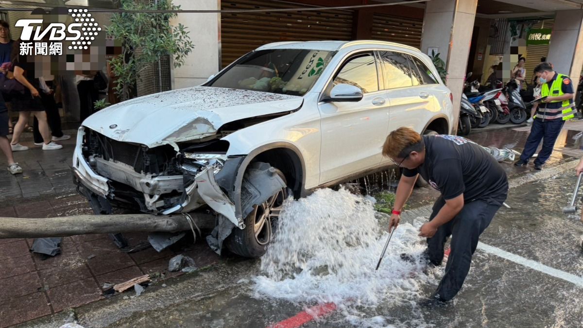 28歲男駕車暴衝撞飛老婦!水柱狂噴 監視器驚悚畫面全都錄