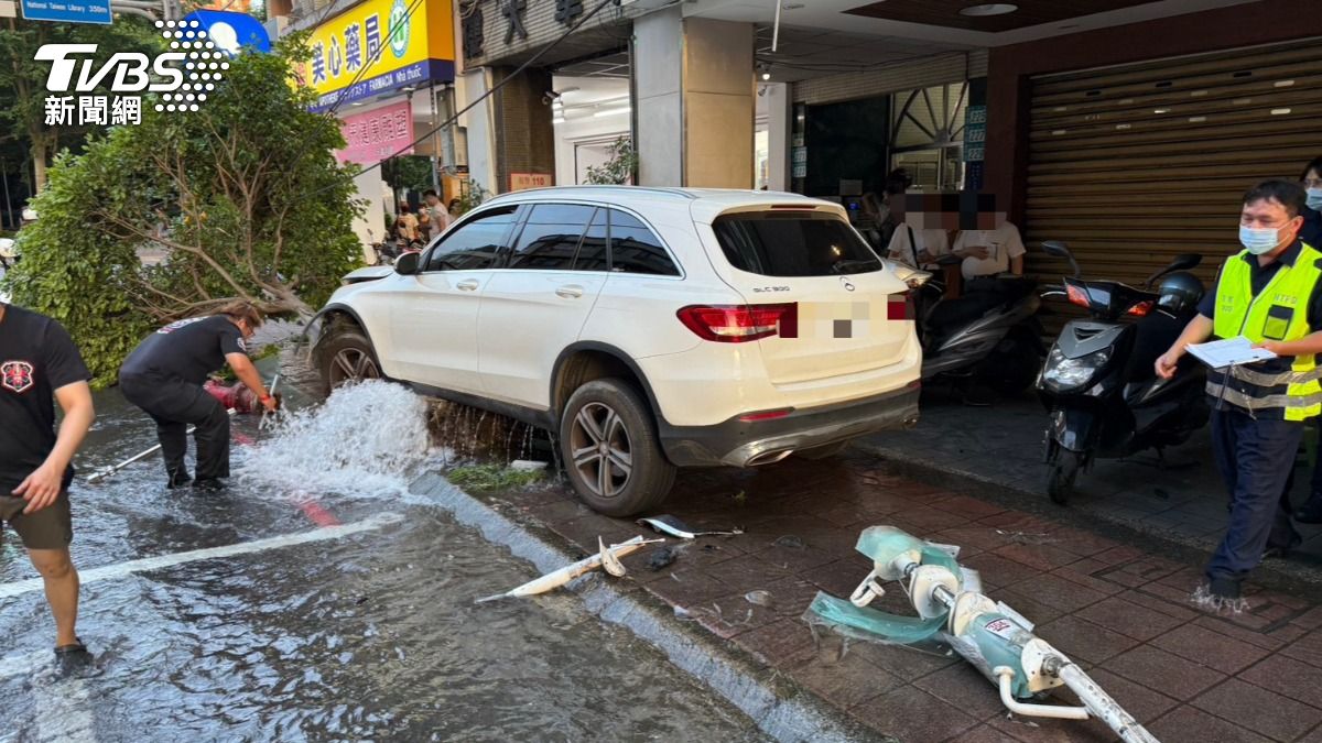 警消人員獲報後立即趕抵現場,迅速將損壞的消防栓水流止住,並通知台電人員前來處理電線問題。(圖/TVBS)