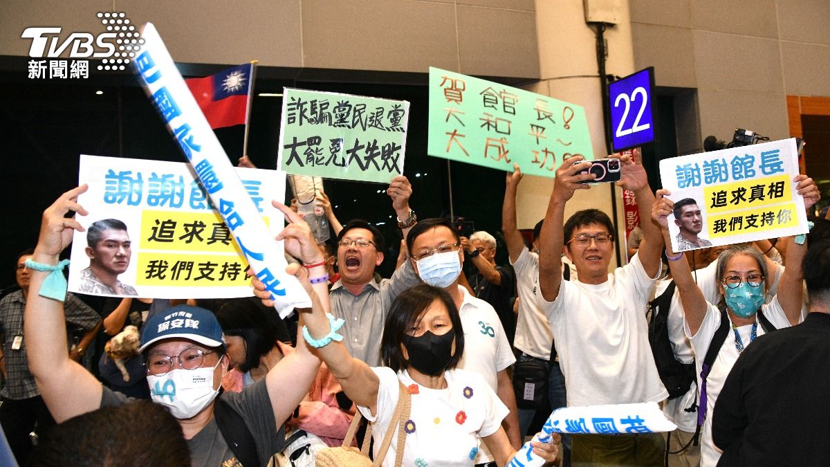 支持者們高呼「阿館加油!你不孤單」,夾道歡迎館長回國。(圖/胡瑞麒攝)