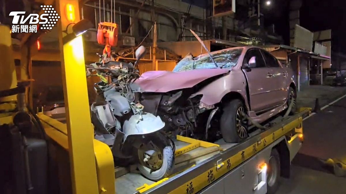 汽機車破損嚴重。(圖/TVBS)