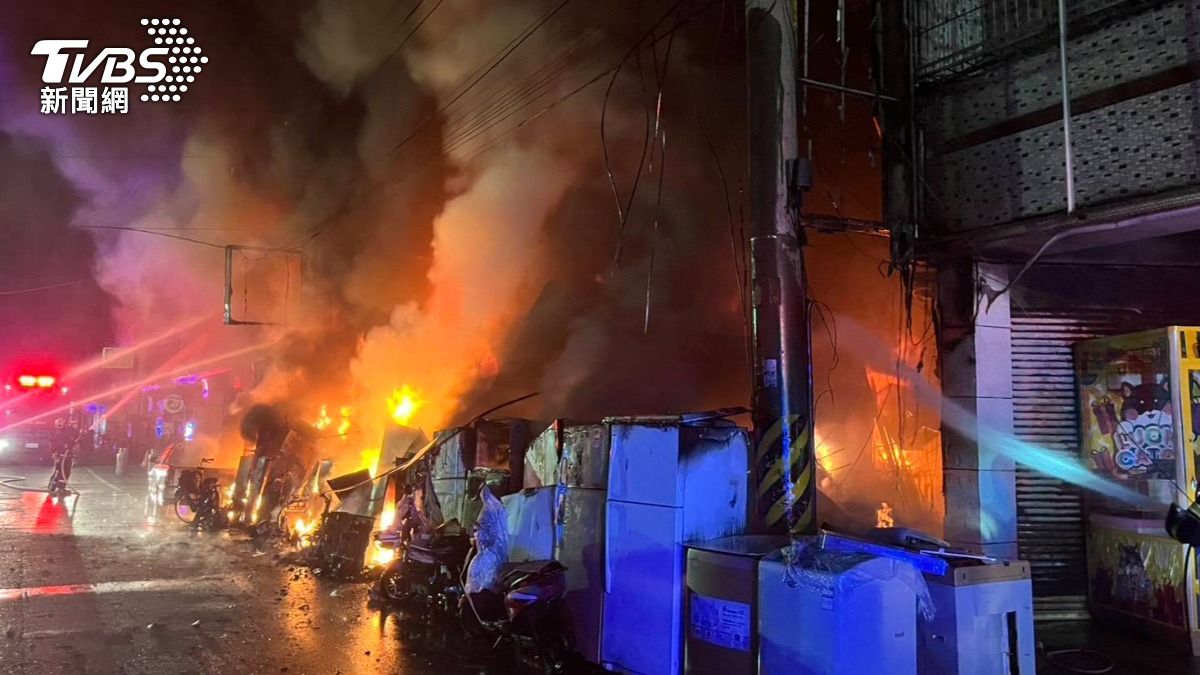 田中鎮福安路上的電器行及羊肉羹店鐵皮建築物,不知何故冒出熊熊火勢。(圖/TVBS)