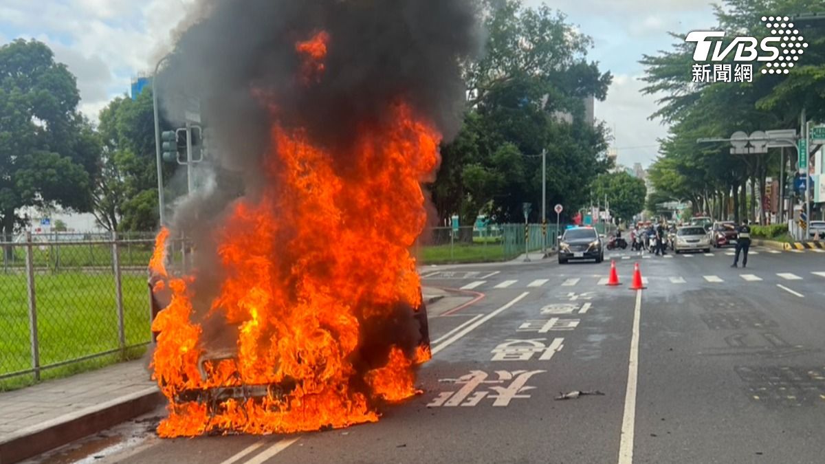 消防人車趕抵時轎車已全面燃燒。（圖／TVBS）