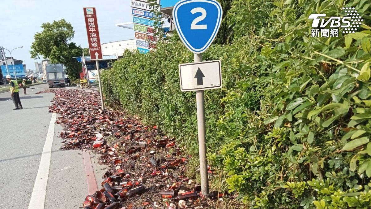 空酒瓶散落一地。（圖／TVBS）