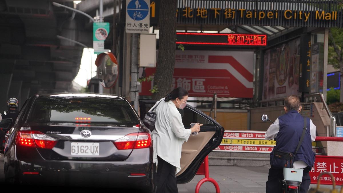 才怨沒公務車「下雨上班會遲到」 民眾黨爆監委田秋堇爭議再一樁