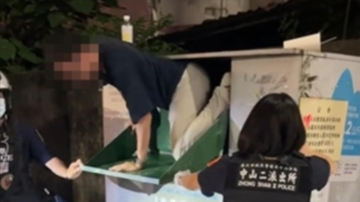 男子爬進舊衣回收箱。（圖/翻攝自threads@wade666_2.0new）